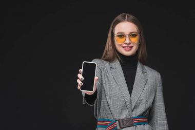 Akıllı telefon gösteren kadın 