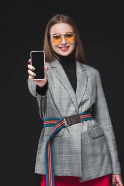 kadın sonbahar kıyafeti smartphone gösterilen 