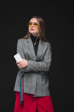 kadın smartphone ile müzik dinleme 