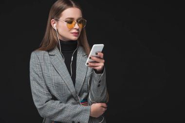 kadın smartphone ile müzik dinleme 