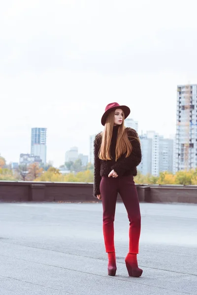 Girl on roof — Stock Photo, Image