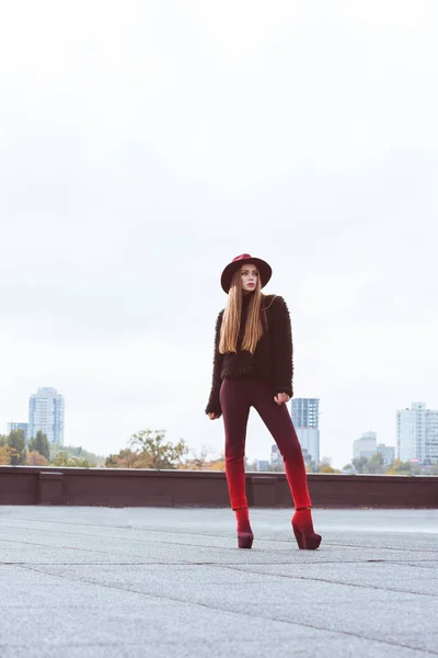 Jente i burgunder hatt og høstantrekk – stockfoto