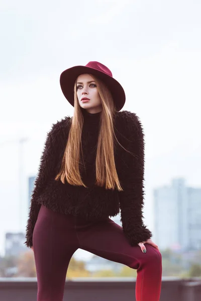 Mujer en elegante traje de otoño — Foto de Stock