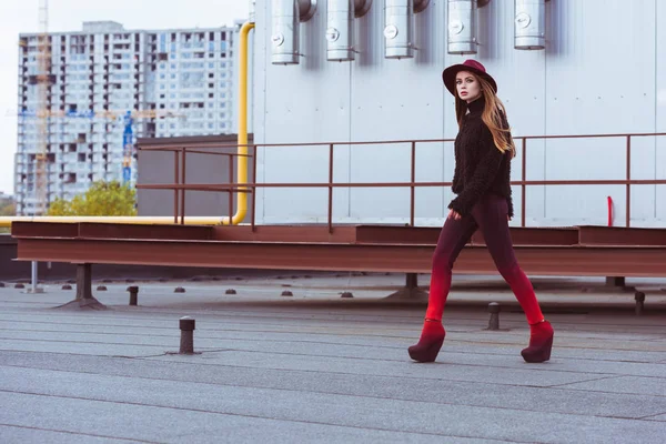 Mujer en traje elegante caminando en el techo — Foto de Stock