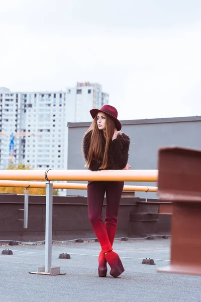 Женщина в бордовой шляпе и осеннем наряде — стоковое фото