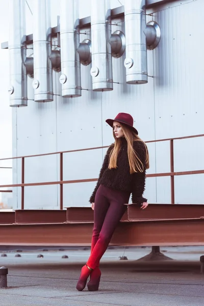 Kvinna i vinrött hatt och höst outfit — Stockfoto