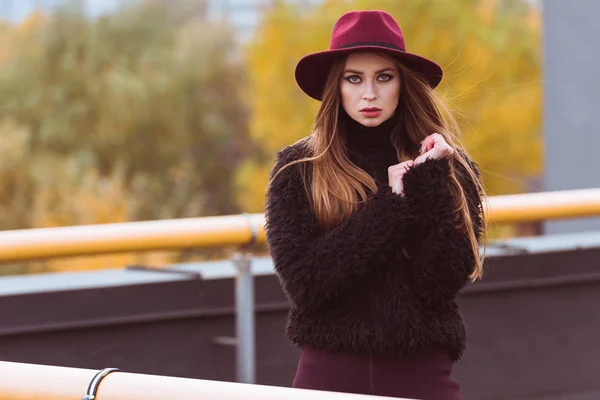 Vrouw in herfst trui — Stockfoto