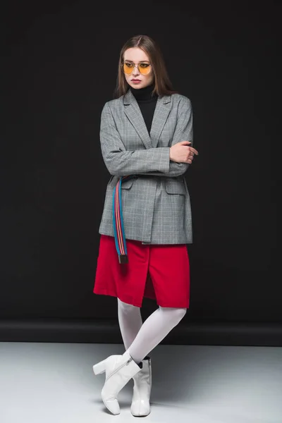 Mujer en traje de otoño con las manos cruzadas — Foto de Stock