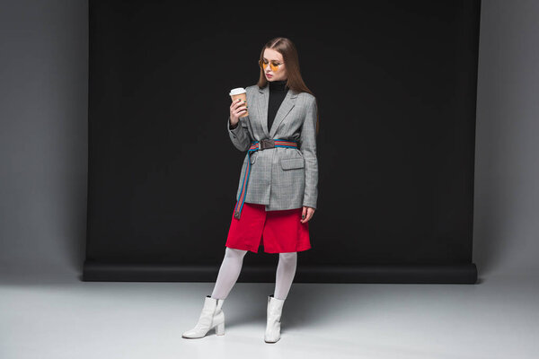 женщина с кофе в бумажной чашке
