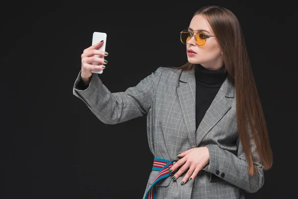 Женщина делает селфи со смартфоном — стоковое фото