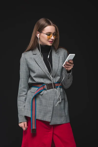 Frau hört Musik mit Smartphone — Stockfoto