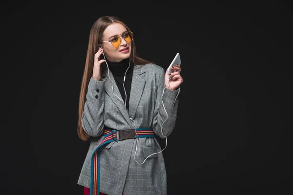 Frau hört Musik mit Smartphone — Stockfoto