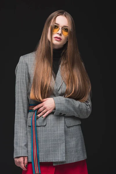 Kadın gri ceket ve sarı güneş gözlüğü — Stok fotoğraf