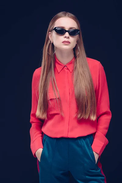 Mulher em camisa vermelha e óculos de sol pretos — Fotografia de Stock
