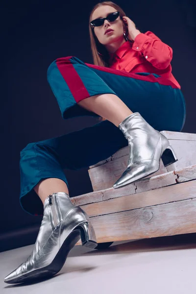 Woman in red shirt sitting on stairs — Stock Photo, Image