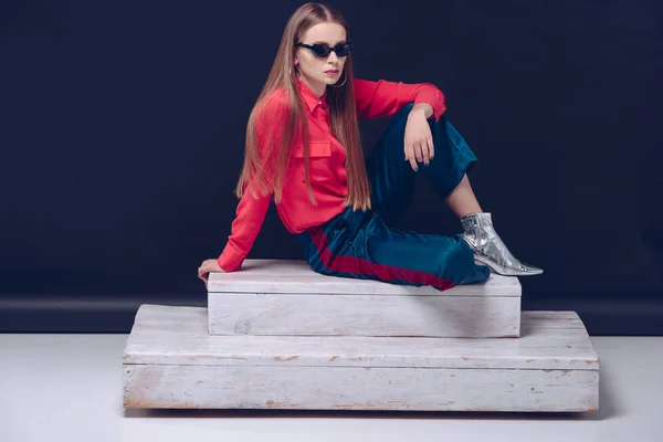 Kırmızı gömlekli merdivenlerde oturan kız — Stok fotoğraf