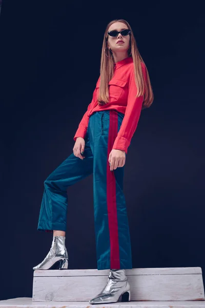 Woman in stylish outfit standing on stairs — Stock Photo, Image