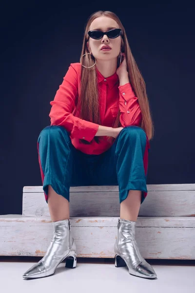 Chica en camisa roja sentado en escaleras — Foto de Stock