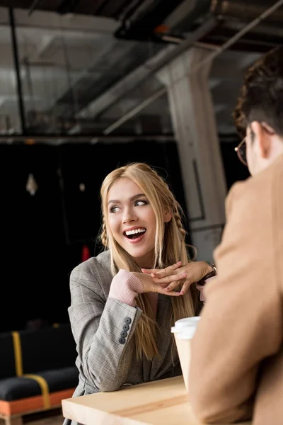 Meisje lachen om café — Gratis stockfoto