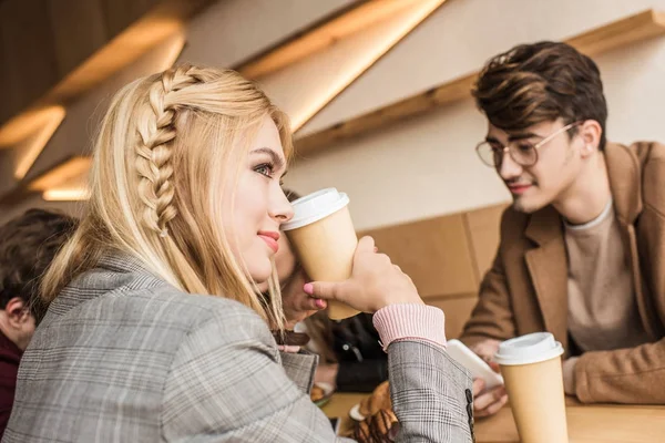 Menina segurando xícara de papel de café — Fotografia de Stock