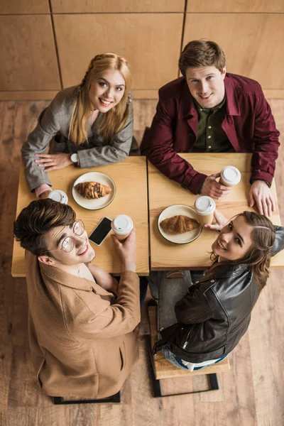 Vänner sitter på café — Stockfoto