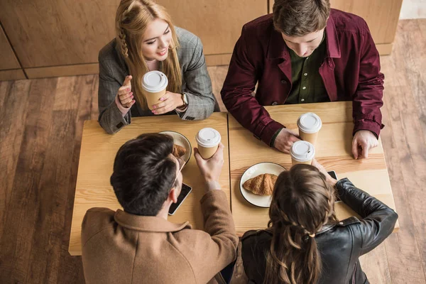 Amigos sentados en la cafetería — Foto de Stock