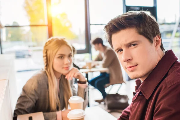 Hombre sentado con chica en la cafetería — Foto de Stock