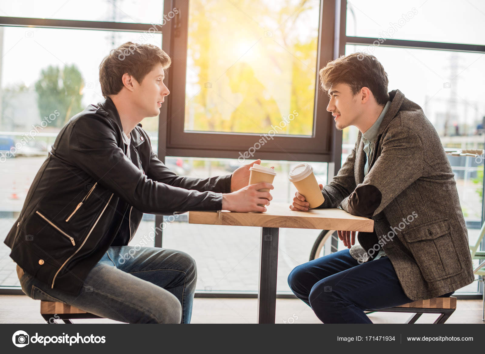 Беседа двух мужчин за столом. Подростки и родители. Беседа с психологом. Счастливый и несчастливый человек. Группа психологической поддержки.