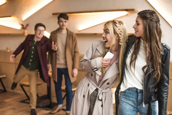 Girls leaving cafe and laughing — Stock Photo, Image