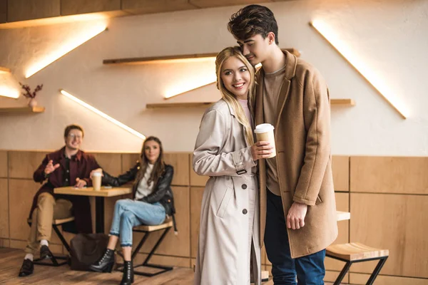 Dos parejas en la cafetería — Foto de Stock