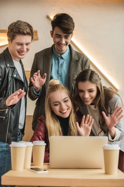 Amigos video chat y saludos de manos — Foto de Stock