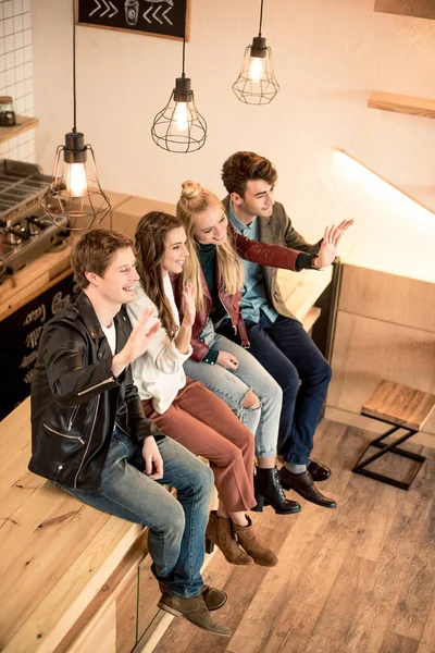 Vänner som sitter på bardisk — Stockfoto