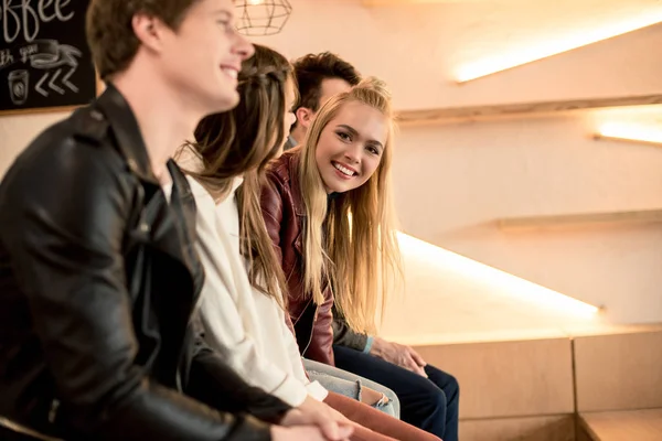 Friends sitting on bar counter — Stock Photo, Image