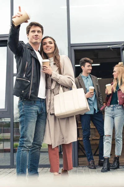 Fidanzato mostrando qualcosa alla ragazza — Foto Stock