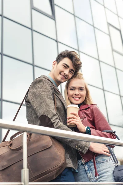 Paar umarmt und steht mit Kaffee — kostenloses Stockfoto