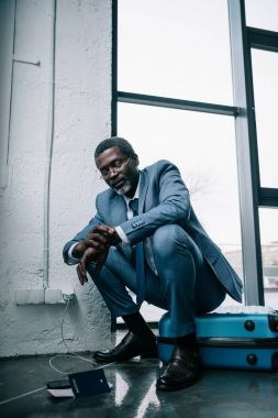 bavul Havaalanı'nda oturan işadamı