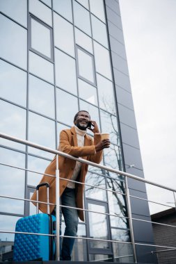 Afro-Amerikan Smartphone tarafından konuşan adam