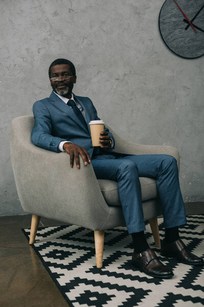 Бизнесмен средних лет 