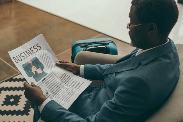 Hombre leyendo periódico de negocios — Foto de stock gratuita