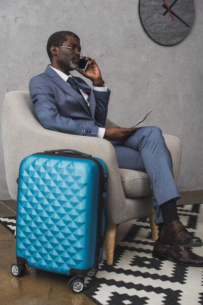 Бизнесмен разговаривает по смартфону
