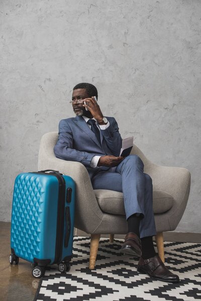 Бизнесмен разговаривает по смартфону
