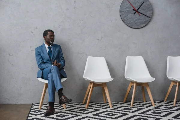 Бізнесмен, сидячи в залі очікування — стокове фото