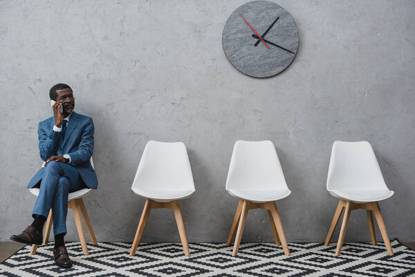 Бизнесмен разговаривает по смартфону
