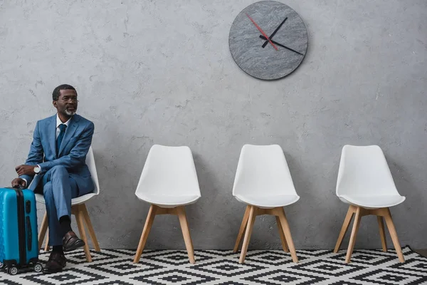 Businessman sitting in waiting room — Stock Photo, Image