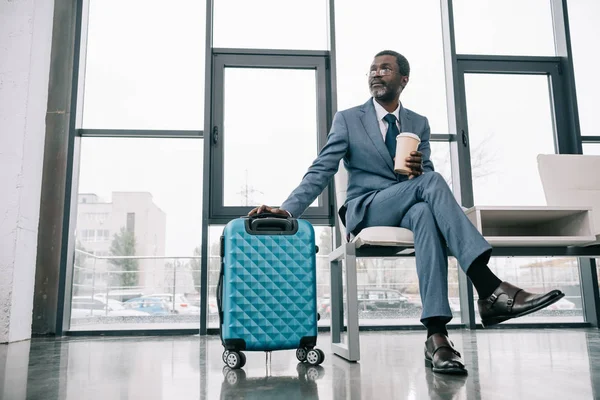Uomo d'affari in attesa in aeroporto — Foto Stock