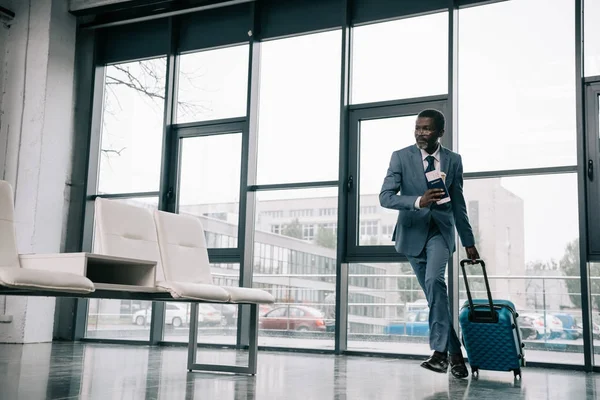 Businessman hurrying up for flight — Stock Photo, Image