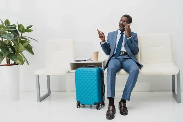 Businessman talking by smartphone — Stock Photo, Image