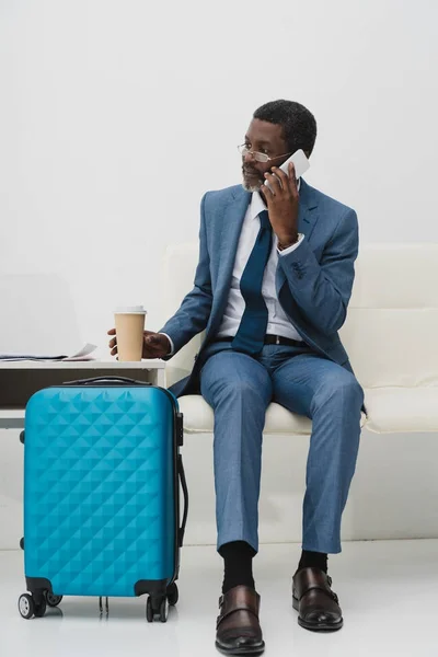 Man talking by smartphone — Stock Photo, Image