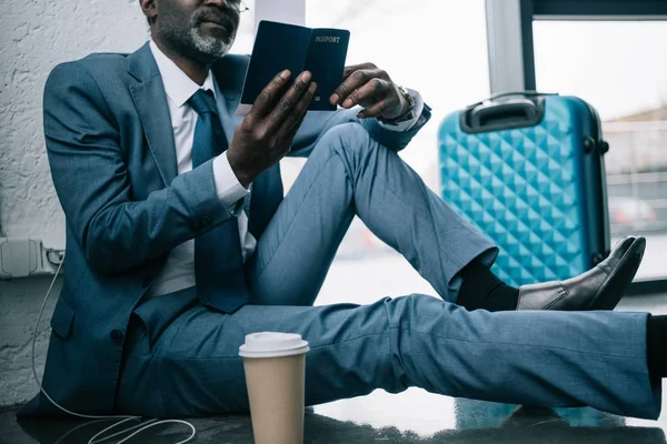 Geschäftsmann sitzt am Flughafen auf dem Boden — Stockfoto