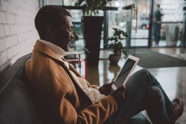 Man with tablet — Stock Photo, Image